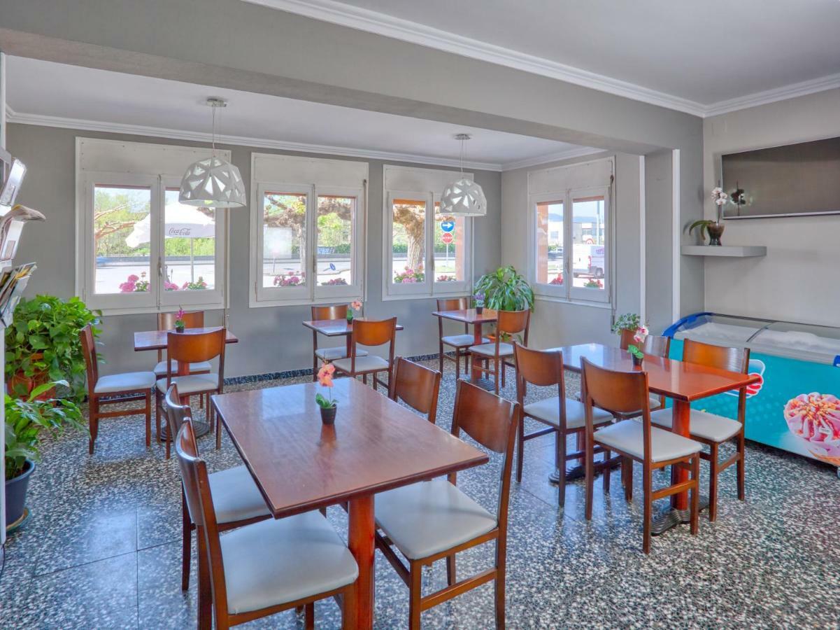 Hostal Mas Ferrer Cornellá de Terri Exterior photo