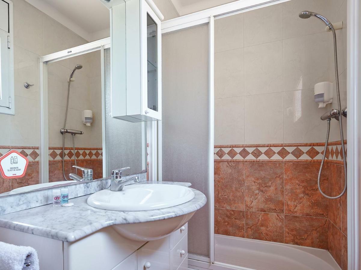 Hostal Mas Ferrer Cornellá de Terri Exterior photo