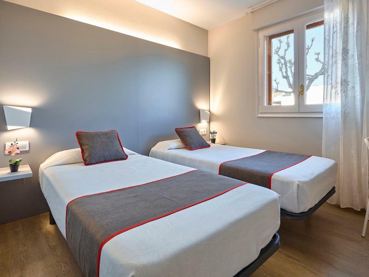 Hostal Mas Ferrer Cornellá de Terri Exterior photo