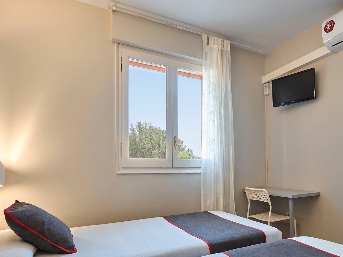 Hostal Mas Ferrer Cornellá de Terri Exterior photo